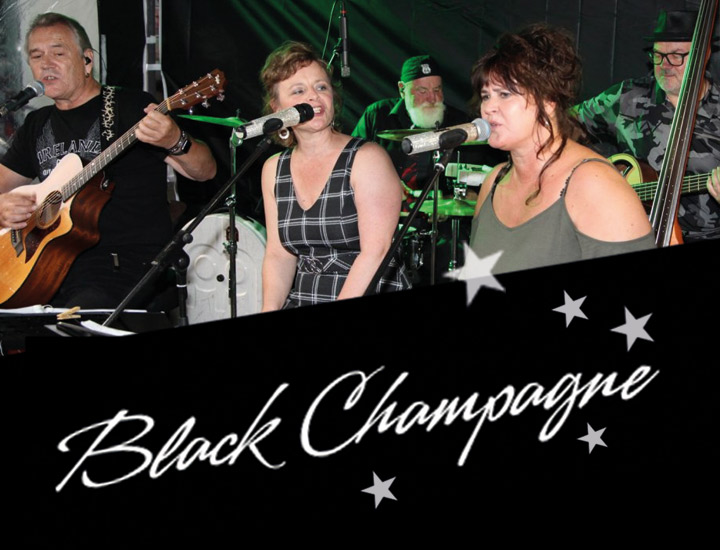 Band die Live Musik spielen. Im Vordergrund des Bildes ist ein schwarzer Balken platziert mit der Beschriftung Black Champagne.