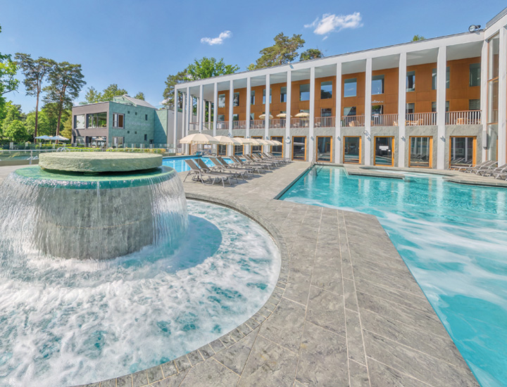 SaarowTherme mit Strömungspilz und modernem Gebäude bei Sonnenschein