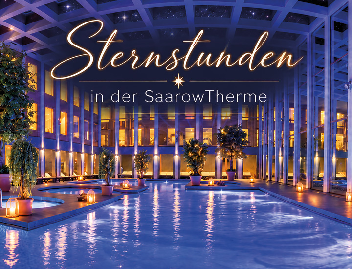 Nachtaufnahme der SaarowTherme mit beleuchtetem Pool und Schriftzug „Sternstunden“