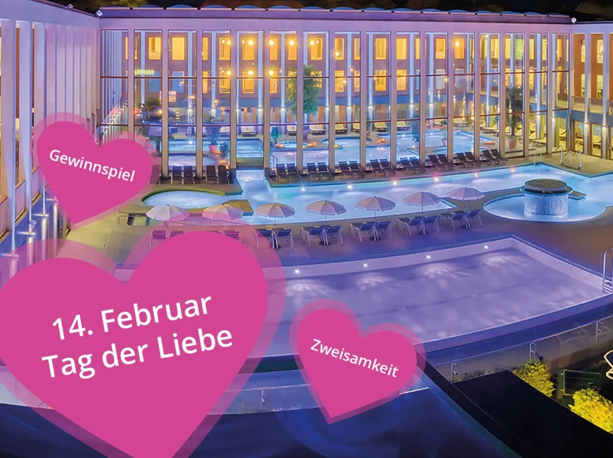 Der Außenbereich der Therme am Abend mit beleuchteten Becken.
