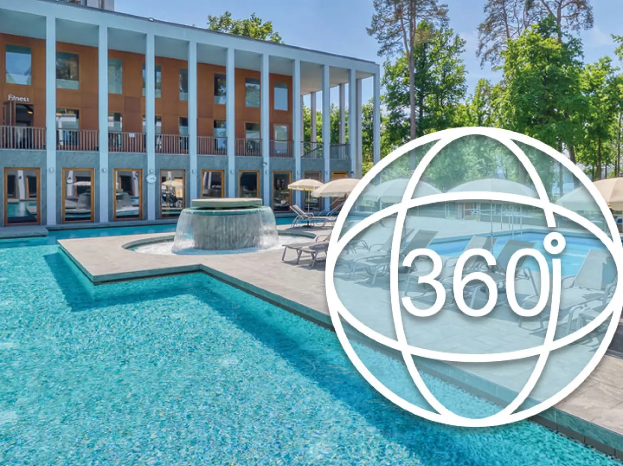 Bild mit der Ansicht des Außenbereiches der SaarowTherme. Über dem Bild wurde das grafische Symbol für einen 360Grad Rundgang gelegt.