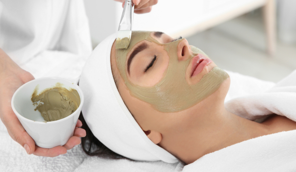 Beautybahendlung mit Gesichtsmaske in der SaarowTherme