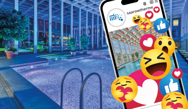 Abbildung des Thermalbades am Abend. Im Thermalbad herrscht eine blau lila Beleuchtung wie zur blauen Stunde, die für eine romantische Stimmung sorgt. Im Vordergrund des Bildes ist ein Smartphone abgebildet mit eine Reihe von Emoji Symbole, die daraus hinweisen, die SaarowTherme bei Social Media zu Folgen.