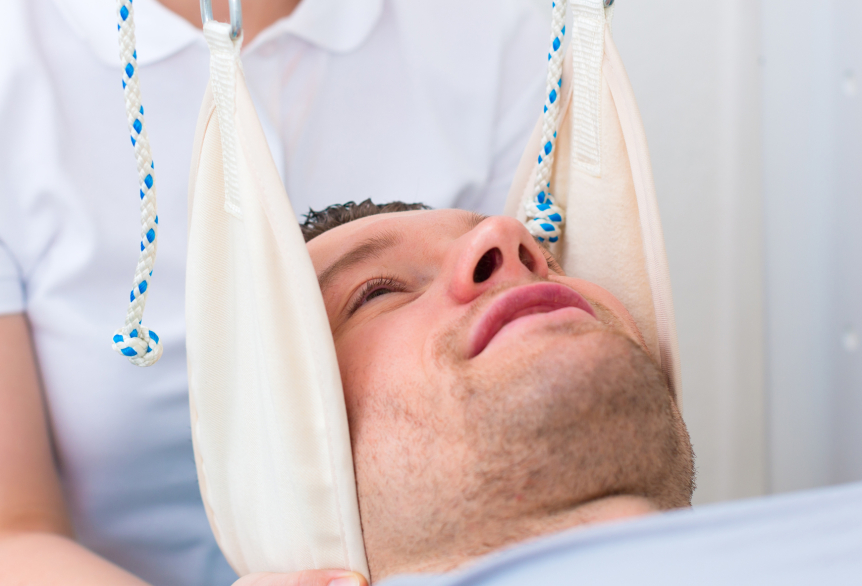 Krankengymnastik im Schlingentisch als Therapie in der SaarowTherme