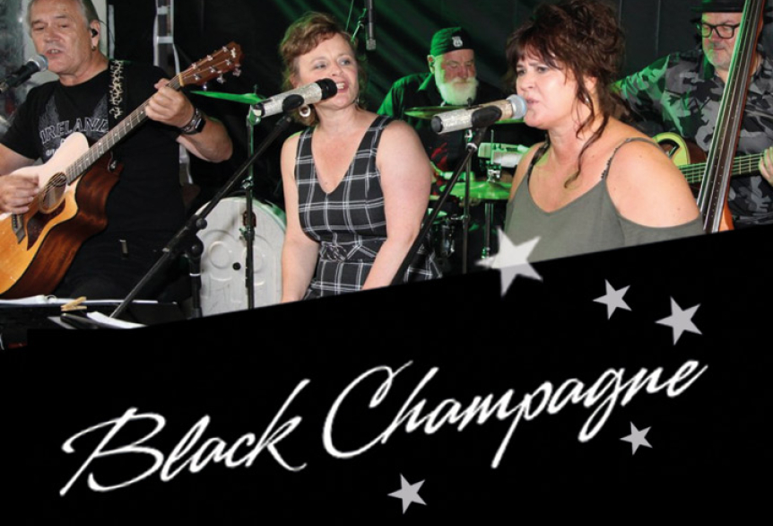 Band die Live Musik spielen. Im Vordergrund des Bildes ist ein schwarzer Balken platziert mit der Beschriftung Black Champagne.