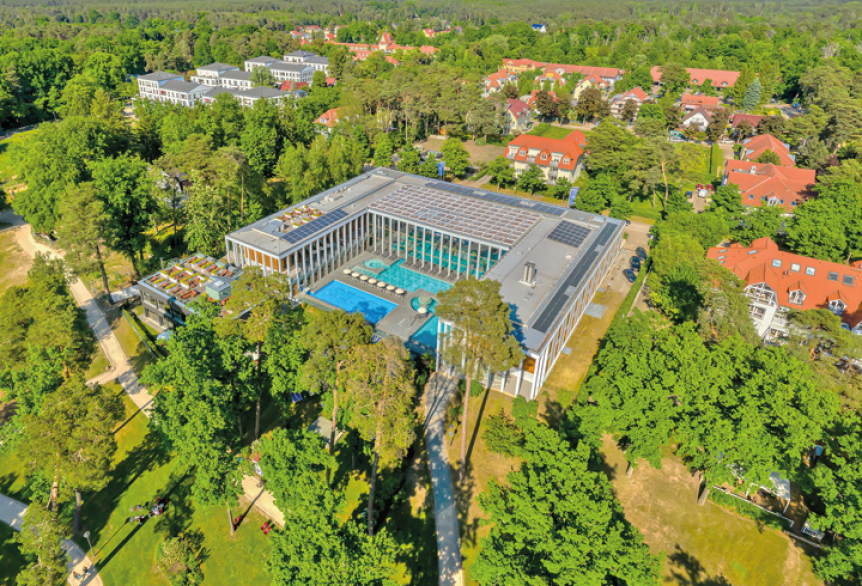 Luftaufnahme der SaarowTherme in Bad Saarow, gelegen im grünen Kurpark am Scharmützelsee – ideale Eventlocation und Erholungsort.