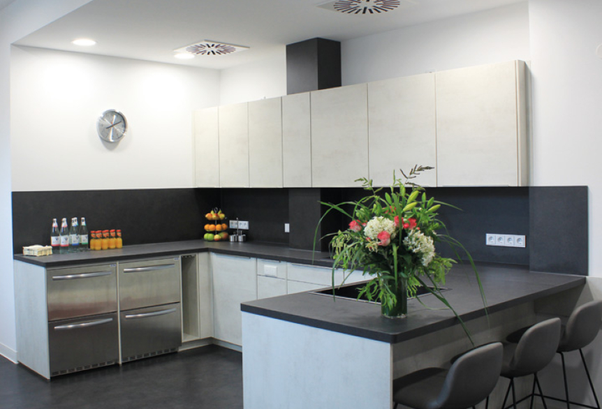 Moderne, voll ausgestattete Küche im Tagungsraum der SaarowTherme mit Kühlschrank, Spülmaschine, Waschbecken, Kaffeemaschine, Wasserkocher, Geschirr und Ceranfeld – ideal für Tagungen und Veranstaltungen.