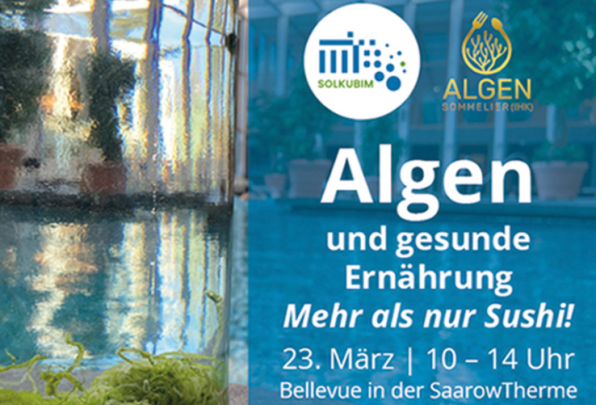 Glas mit grünen Algen vor einem Pool. Im Bild steht: „Algen und gesunde Ernährung – Mehr als nur Sushi! 23. März, 10–14 Uhr, Bellevue in der SaarowTherme“. Die Teilnahme ist kostenlos, Plätze sind begrenzt, Anmeldung unter solkubim@bad-saarow.de .