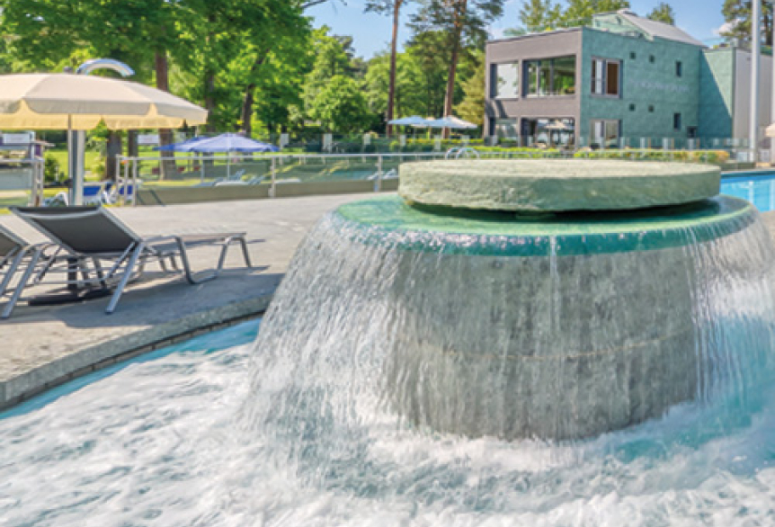 Strömungskanal der SaarowTherme im Aussenbereich, Pool und Liegestühle im Hintergrund