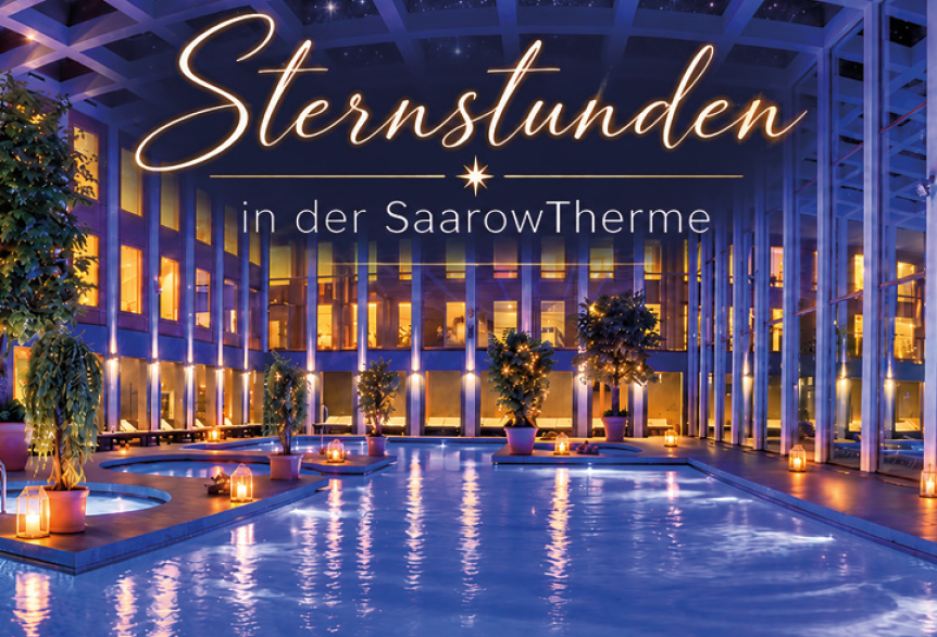 Nachtaufnahme der SaarowTherme mit beleuchtetem Pool und Schriftzug „Sternstunden“