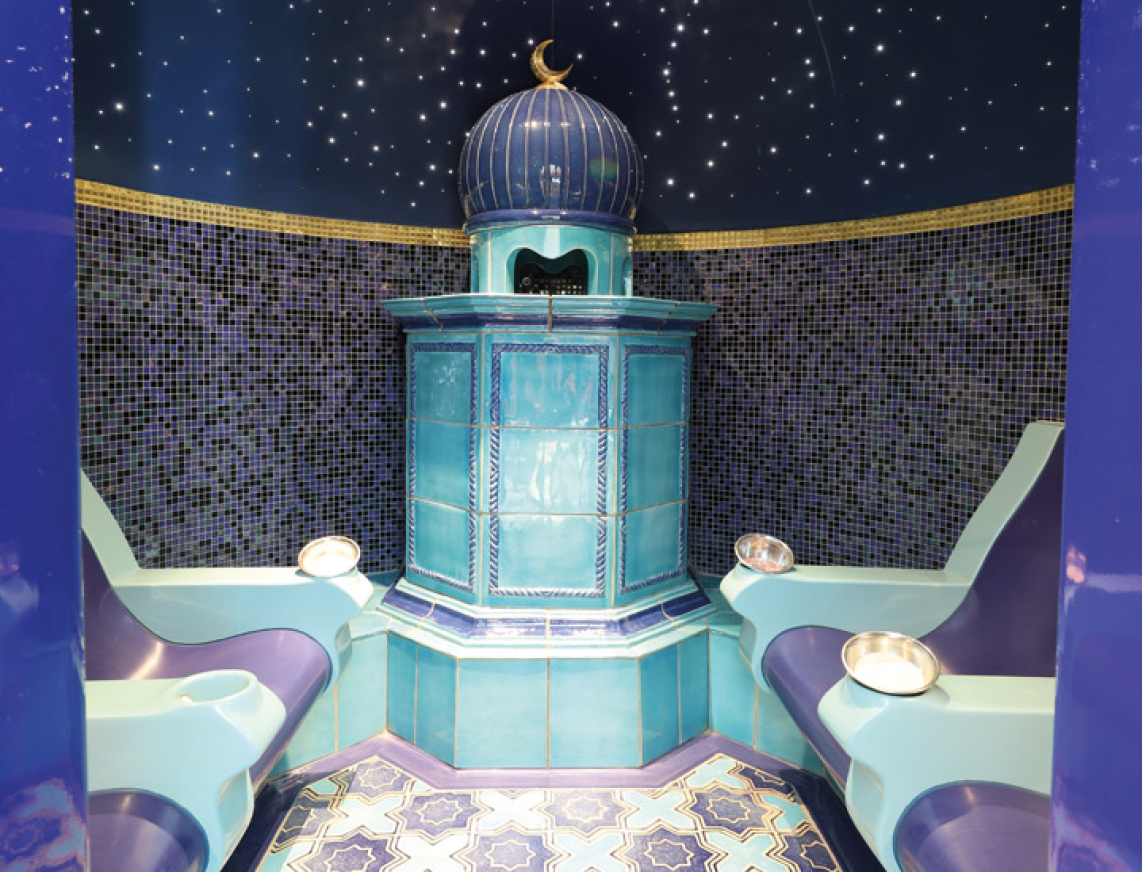 Ansicht des Rhasuls im Private Spa. In einem orientalischen Stil eingerichtet in dunklen Blautönen, marokkannischen Mosaikfliesen und einen Sternenhimmel mit angezeichneten Sternzeichen, lädt der Raum zum Entspannen ein.