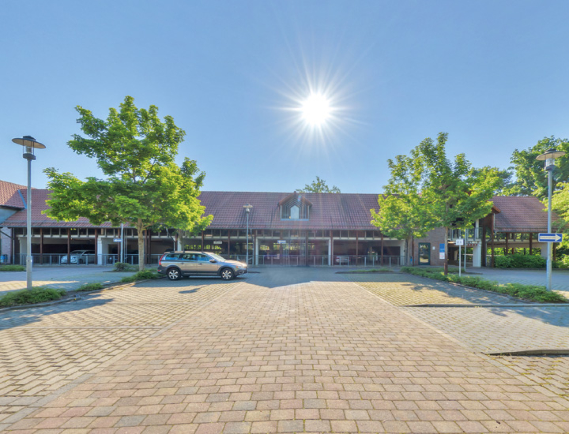 Großzügiger Parkplatz und Parkhaus der SaarowTherme an der Pieskower Straße neben Edeka, nur wenige Gehminuten vom Thermeneingang entfernt.