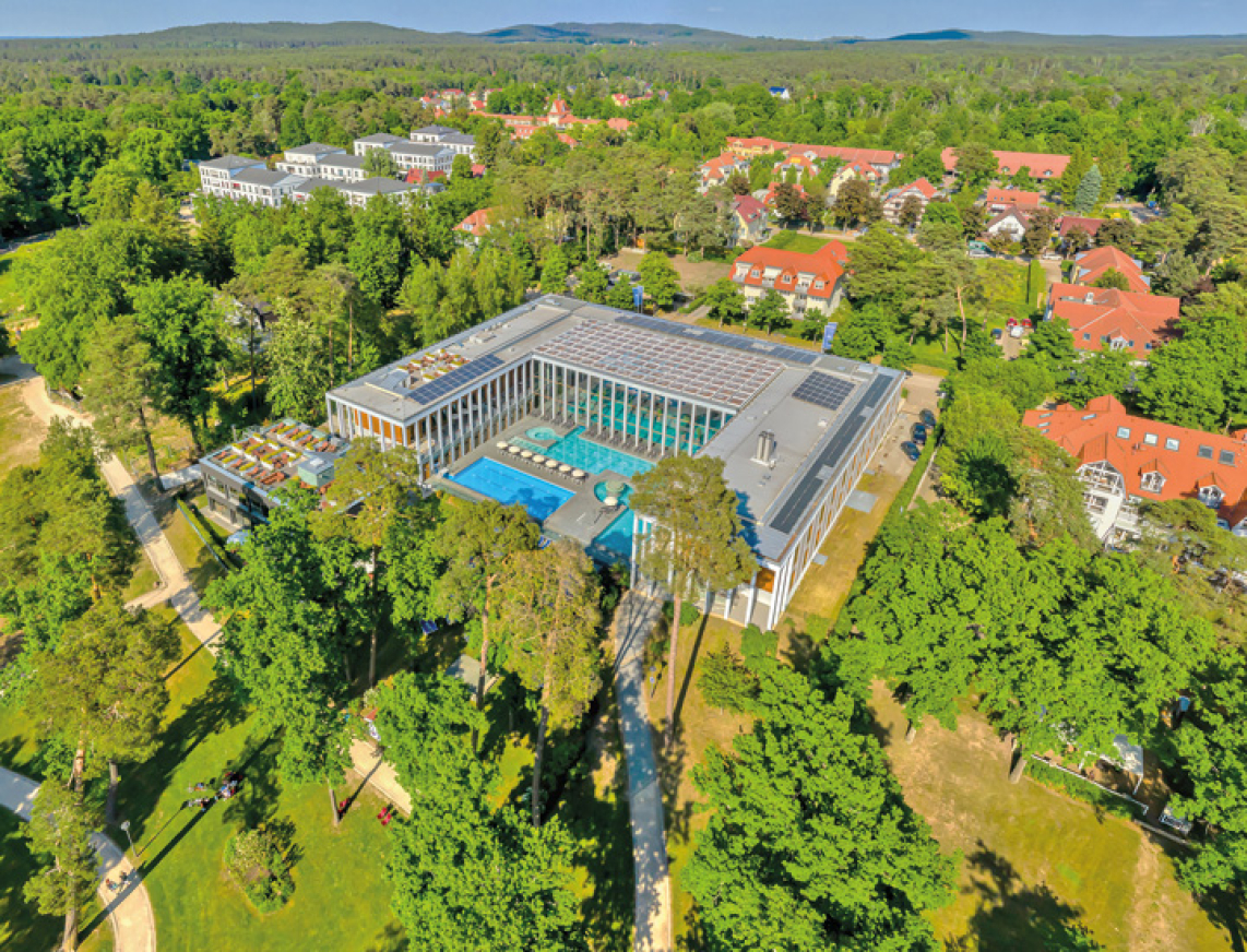 Luftaufnahme der SaarowTherme in Bad Saarow, gelegen im grünen Kurpark am Scharmützelsee – ideale Eventlocation und Erholungsort.