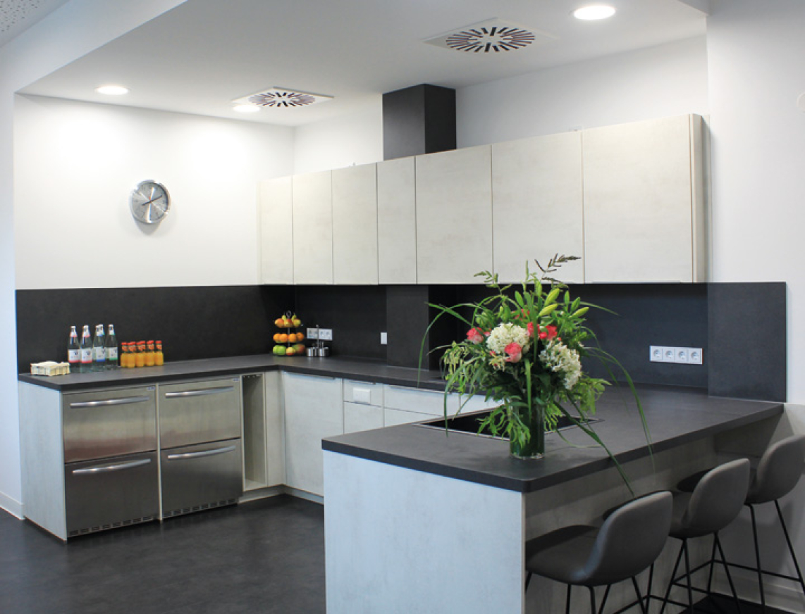 Moderne, voll ausgestattete Küche im Tagungsraum der SaarowTherme mit Kühlschrank, Spülmaschine, Waschbecken, Kaffeemaschine, Wasserkocher, Geschirr und Ceranfeld – ideal für Tagungen und Veranstaltungen.